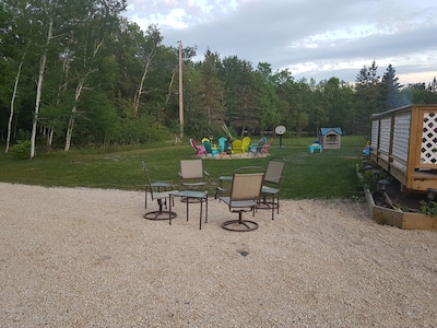 Family cottage at Valhalla Beach, short drive to Gimli