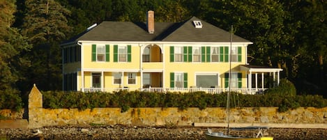 South House at Wahwa Cottages at high tide. 