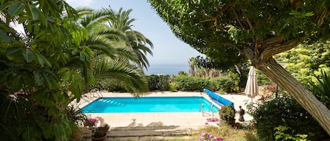 LA PISCINA CALIENTE PARA DISFRUTAR DE UN CALIDO BAÑO EN INVIERNO AL AIRE LIBRE