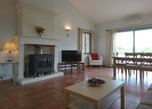 Spacious living/dining area