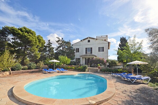 Son Granada - Spacious country house with pool for 12 people