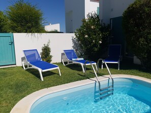 private garden &  Confortable sunbeds