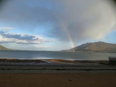 Am Strand. Neben dem Balmoral Hotel. Atemberaubende Aussicht auf Carlingford Bay