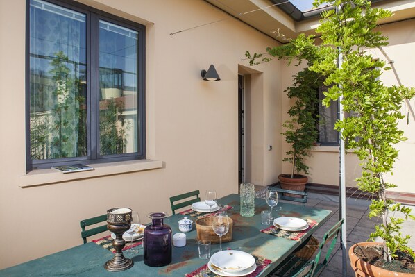 Outdoor dining