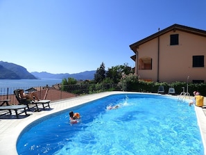 Great Swimming Pool with stunnung lake views