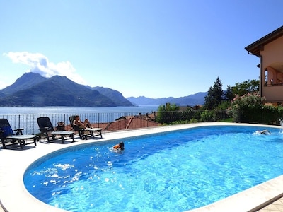 Hermoso apartamento nuevo con piscina Impresionante vista panorámica al lago