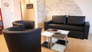 Das bequeme Schlaf-Sofa (1,60 x 2m) bietet Platz für 2 zusätzliche Gäste.