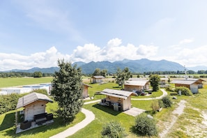 Almdorado GmbH (DE Übersee) - Altmann Martin, Steiner Martin - 6098-Dorfplatz von Oben