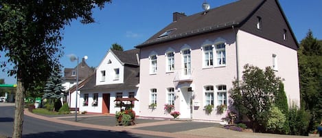 Frontansicht Eingangsbereich mit Parkmöglichkeiten direkt vor dem Haus.