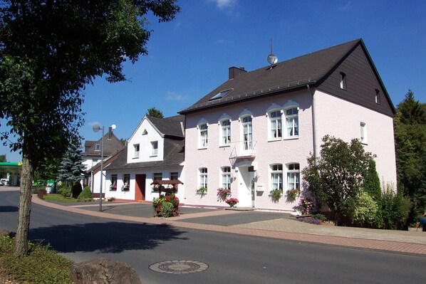 Frontansicht Eingangsbereich mit Parkmöglichkeiten direkt vor dem Haus.