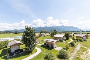 Almdorado GmbH (DE Übersee) - Altmann Martin, Steiner Martin - 6098-Dorfplatz von Oben