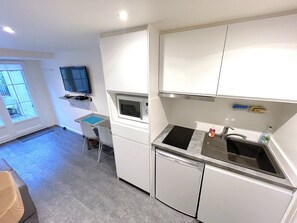 RDC : Pièce de vie avec kitchenette
donnant sur la terrasse privative de 10m2