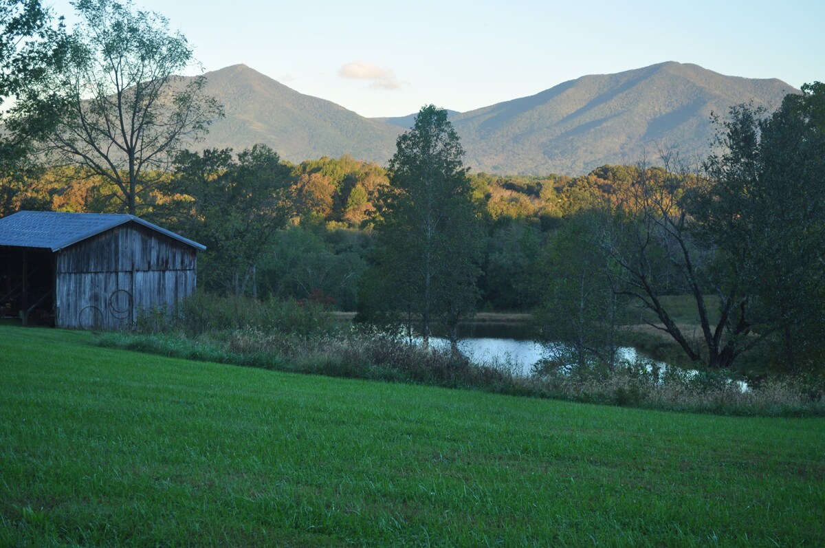 Sanctuary Suite Private Farmhouse Apartment: Tranquil Getaway w/ Mountain Views