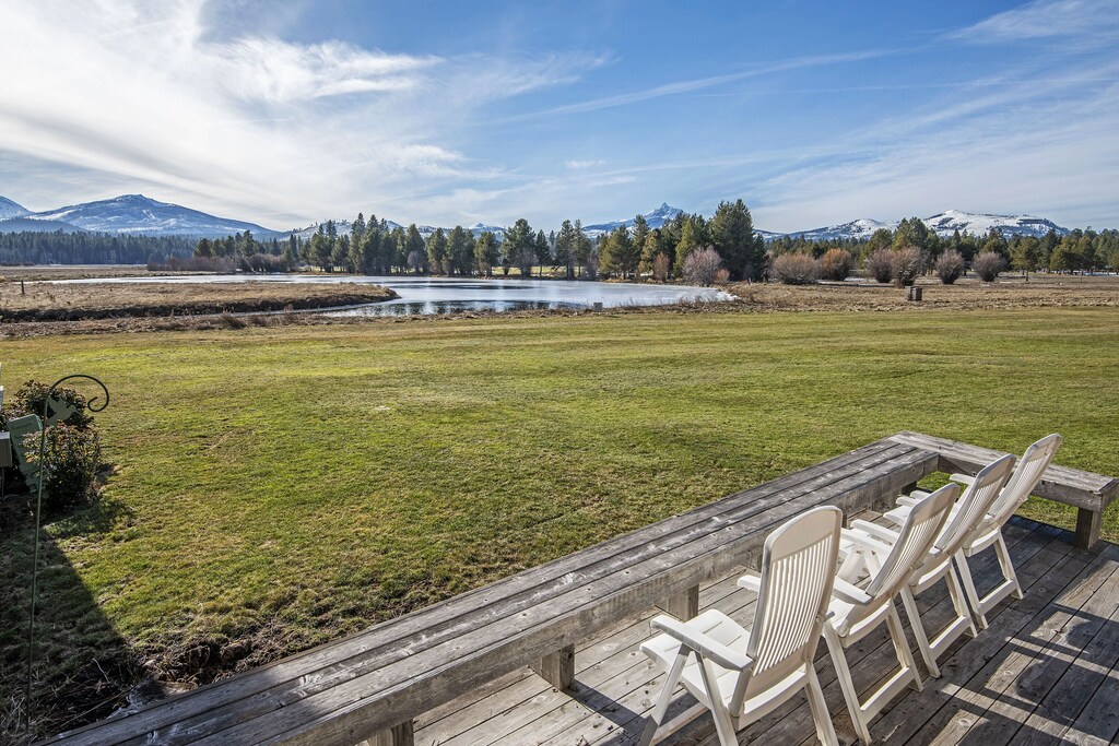 Dog friendly condo with views of the Sisters, Mt Washington & the lake