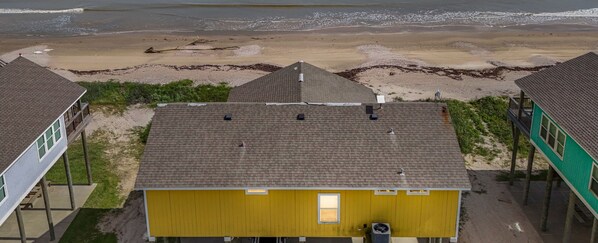 With everything you need for a relaxing beach vacation, from comfortable bedrooms to high-end amenities, this home has it all.