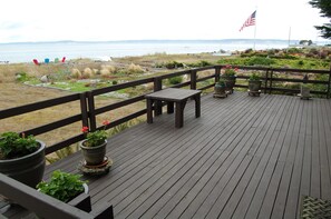 Expansive wrap around deck