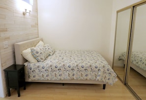 1 Queen Bed