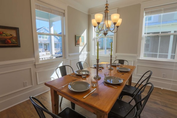 The dining table in the dining room comfortably seats 6 people.