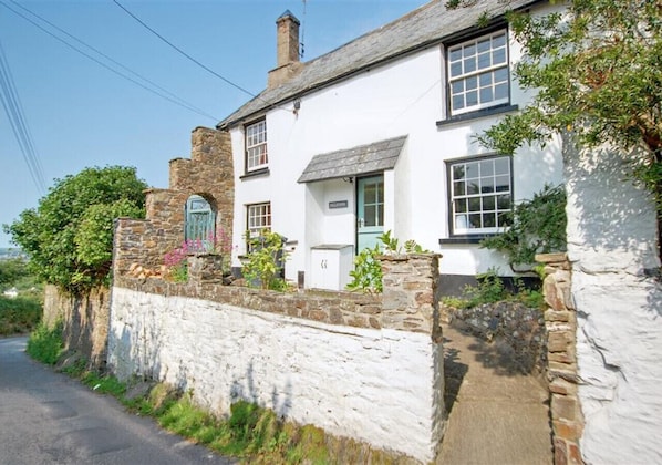 Inglenook is located in Instow village amidst other cottages and just by the village primary school, this delightful character cottage is a real treat