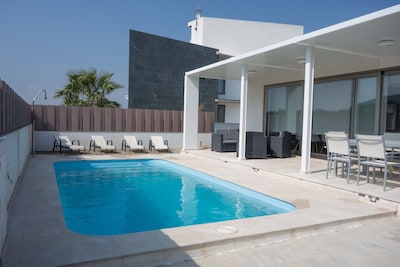 casa de diseño con piscina privada, en la playa