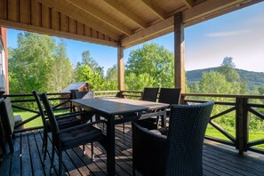 auf der überdachten Veranda mit Seeblick lässt sich jedes Wetter geniessen