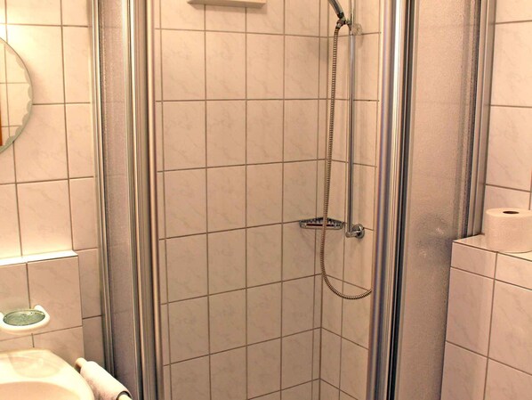 Appartement Nr. 13, 35 qm Obergeschoss, Wohn- und Schlafraum kombiniert-Dusche