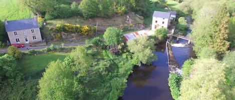 Photo de la propriété du Moulin du pont neuf la maison se situe a gauche en haut
