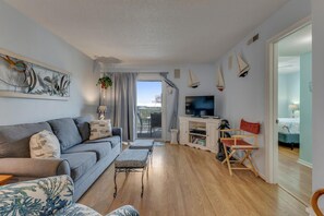 Sand Pebbles C14-large-005-048-Main Living Area-1500x1000-72dpi