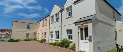 Golden Beach is a ground floor apartment located in a quieter part of Woolacombe village
