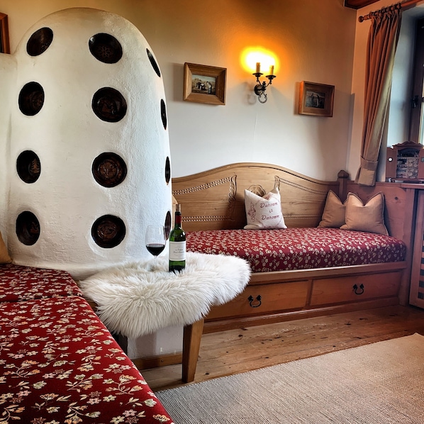 Ferienwohnung mit 2 separaten Schlafzimmern, Wohnraum mit Kachelofen, Bergblick-Bauernstube