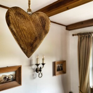 Ferienwohnung mit 2 separaten Schlafzimmern, Wohnraum mit Kachelofen, Bergblick-Bauernstube