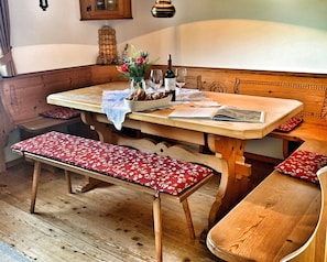 Ferienwohnung mit 2 separaten Schlafzimmern, Wohnraum mit Kachelofen, Bergblick-Essecke