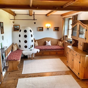 Ferienwohnung mit 2 separaten Schlafzimmern, Wohnraum mit Kachelofen, Bergblick-Bauernstube