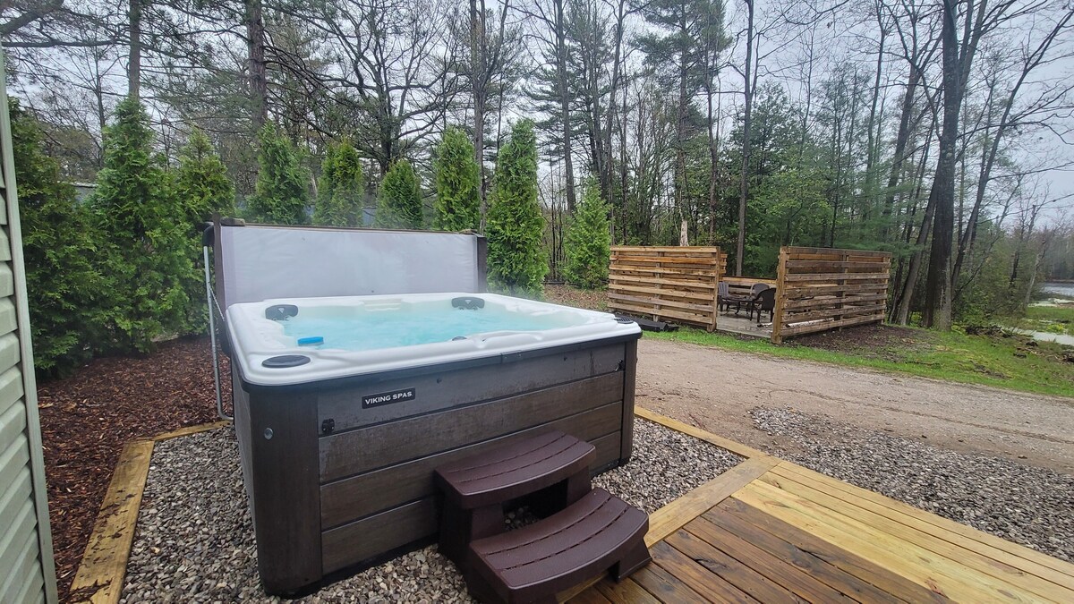 Hot Tub! Sleeps 6, Pet Friendly, Fire Place, Private Lake with boat *Fast WI-FI