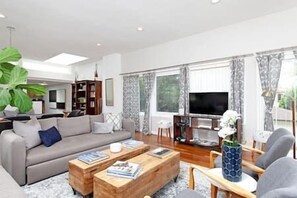 Alternative view of the living room