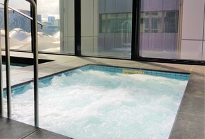 Indoor spa tub