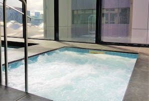 Indoor spa tub
