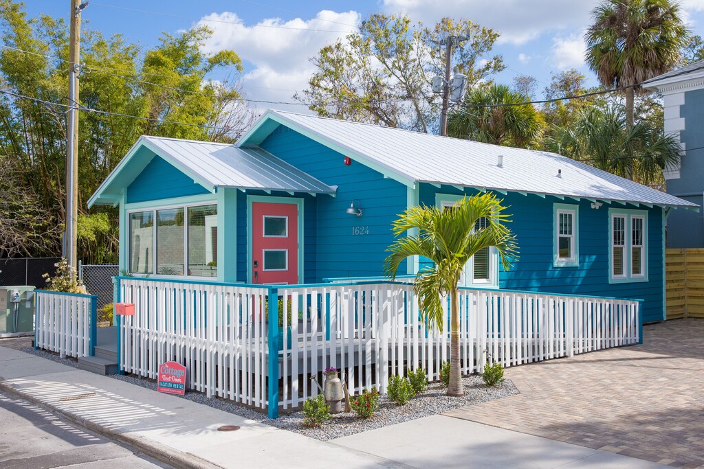 The Cottage Next Door in Best Downtown location in Sarasota Laurel Park
