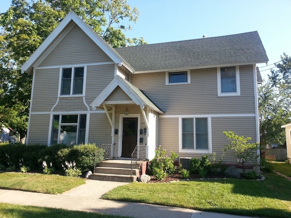 Welcome to the Michiana Apartment #3 in beautiful South Haven, Michigan!