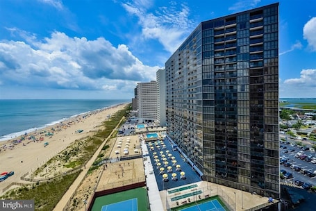 Your Beach Resort ENJOY!! The 1095 sq ft Condo straight on Direct Ocean Front!!