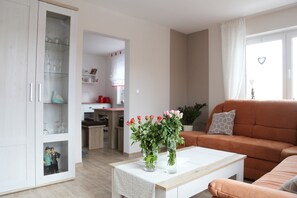 Ferienwohnung Memmel - neu renoviert mit Balkon-Wohnzimmer