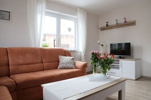 Ferienwohnung Memmel - neu renoviert mit Balkon-Wohnzimmer