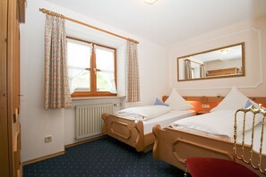 Ferienwohnung 2, 98qm, Balkon, Küche, 2 Schlafzimmer, 1 Wohnzimmer, max. 2 Pers.-Schlafzimmer 2