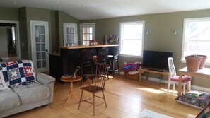 Great Room w wet bar. New wood stove where TV is located 