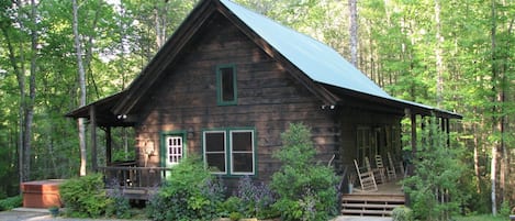 Beautiful Log Cabin in Scenic, Private Setting