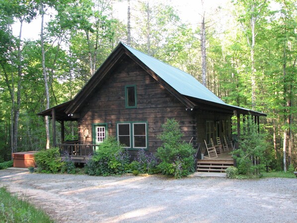 Beautiful Log Cabin in Scenic, Private Setting