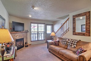 Living Room | TV w/ Cable | Free WiFi | Sleeper Sofa