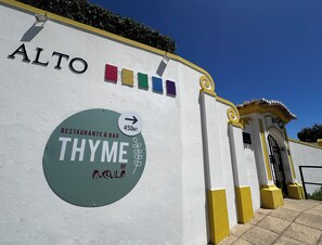 Alto Club rear entrance to local restaurants and shops . 2 minutes walk away. 