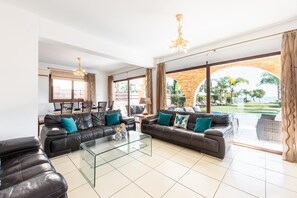 Villa Oceanus H2 by Ezoria Villas (8002)