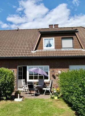 Terrasse mit Garten und Gartenmöbel
